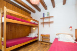 Chambre 2 = 2 lits superposés + 1 lit simple en 90cm avec porte ouvrant sur petit jadin , soleil levant
