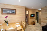 Espace cuisine ouvert sur le salon salle à manger, avec accès direct au jardin et terrasse avec salon de jardin et barbecue