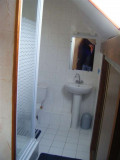 A l'étage: salle d'eau avec douche, lavabo et WC.