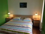 La chambre verte avec un grand lit de 160 cm.(1er étage)