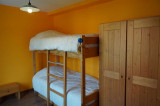 La chambre jaune avec 2 lits superposés (1er étage)