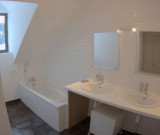 Troisième salle de bain avec grande baignoire (2ème étage).