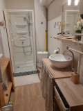 Salle de vains avec douche