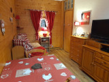 Séjour avec table et télé décor montagne