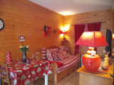 Séjour avec décoration montagne, bois rouge et blanc