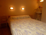 Chambre 4 = lit en 140 avec coin lavabo