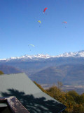 Très belle vue sur la Montagne et les parapentes depuis la Terrasse et le Jardin devant le Gîte