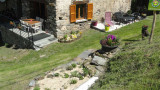terrasse côté et entrée avant