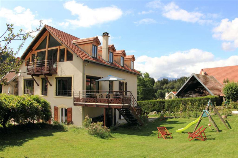 Le gîte de Belledonne, le jardin, les jeux d'enfants et la terasse