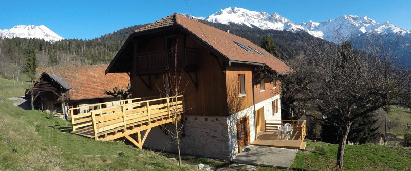 vue maison avec la passerelle - © gîte sous les Trois Pics vue maison avec la passerelle