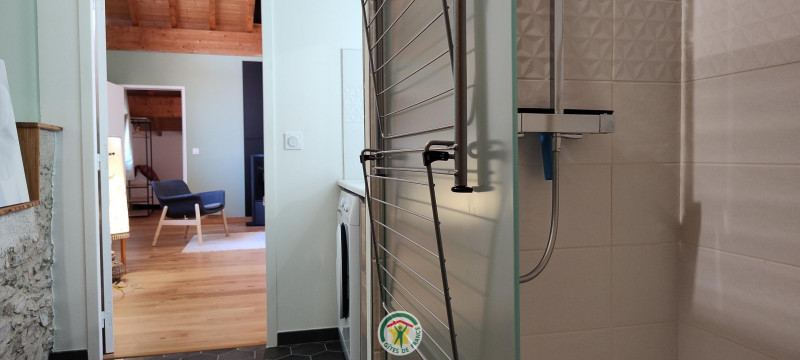 Salle de bain avec douche, WC et lave linge Salle de bain avec douche, WC et lave linge