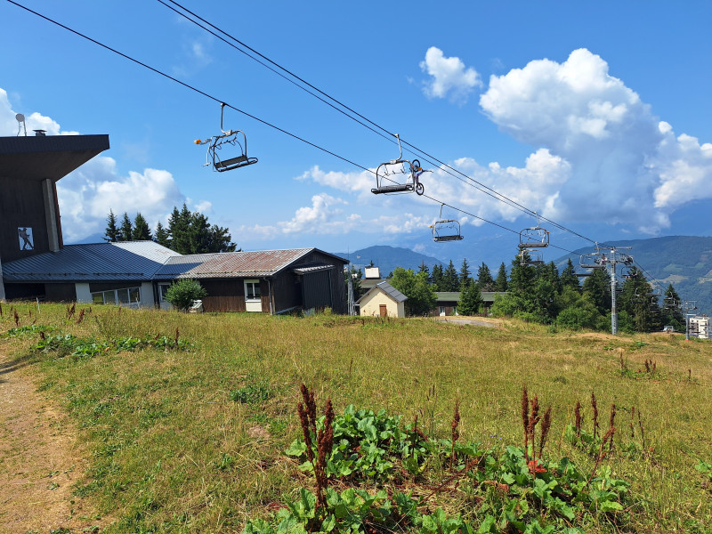 Le télésiège Les Tufs longe la résidence - © LR Le télésiège Les Tufs longe la résidence